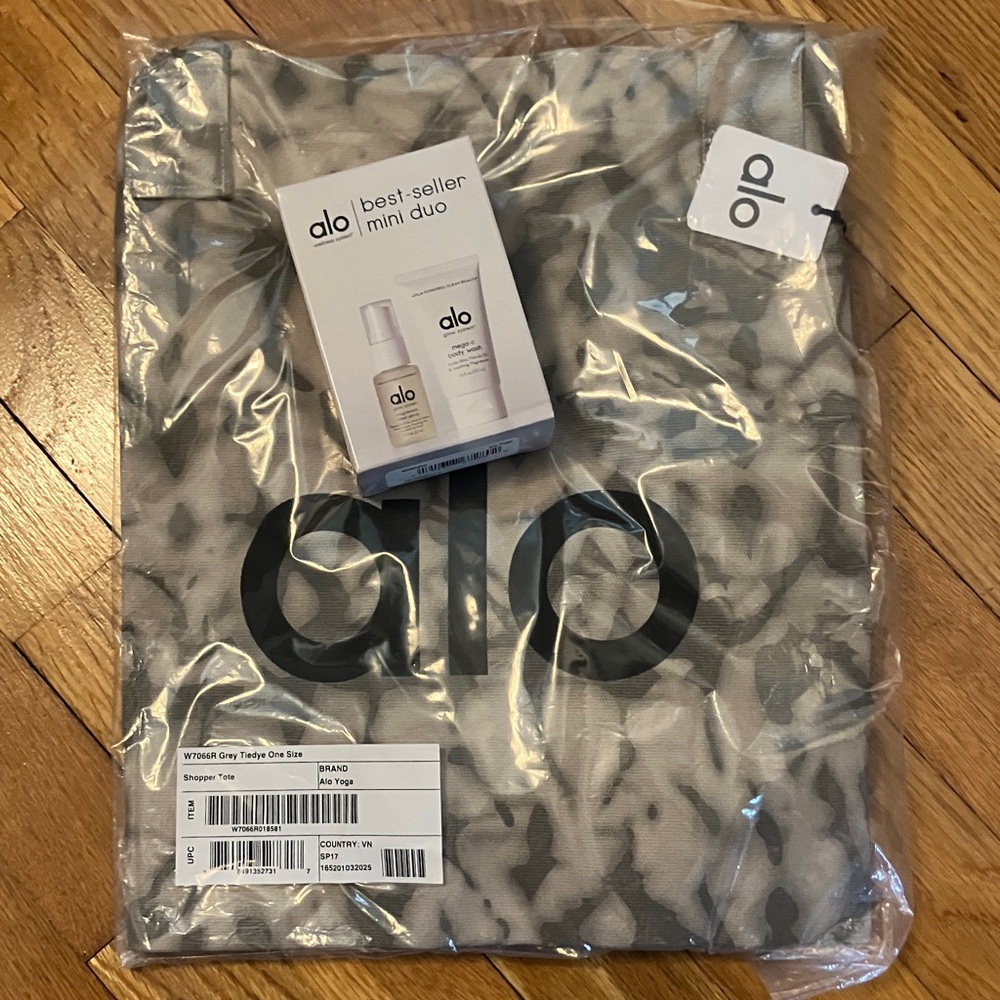 Alo Yoga Grey Tiedye Iconic Shopper Tote + Wellness System Set